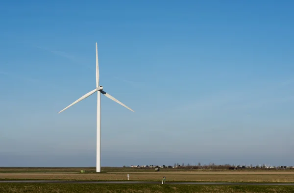 Één windmolen in Nederlandse landschap — Stockfoto