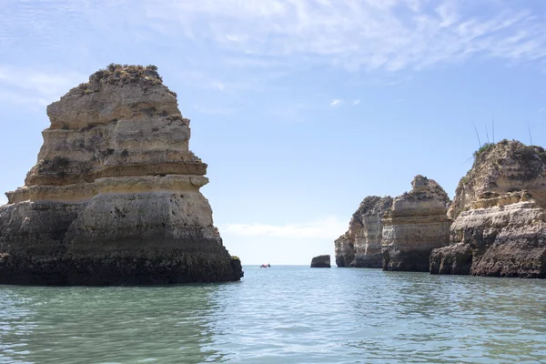 Stenar och klippor som brygga i lagos porugal — Stockfoto