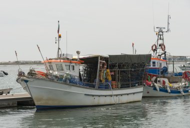 Portekiz ağları ile balıkçı teknesi
