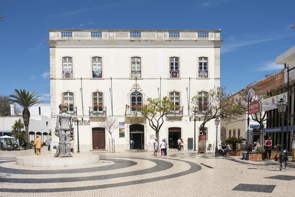 Mensen winkelen en kijken naar monumenten in Lagos — Stockfoto