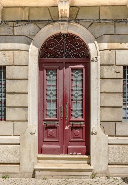 Vecchia porta di legno rosso — Foto Stock