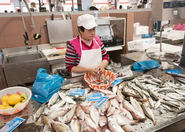 Womna limpieza y venta de pescado —  Fotos de Stock