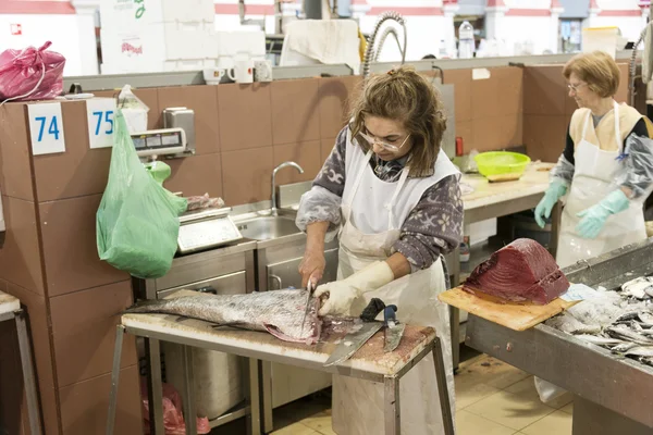 Femme nettoyage et vente de poisson — Photo