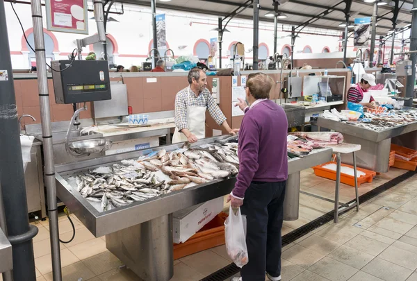 Homem que vende peixe no mercado — Fotografia de Stock