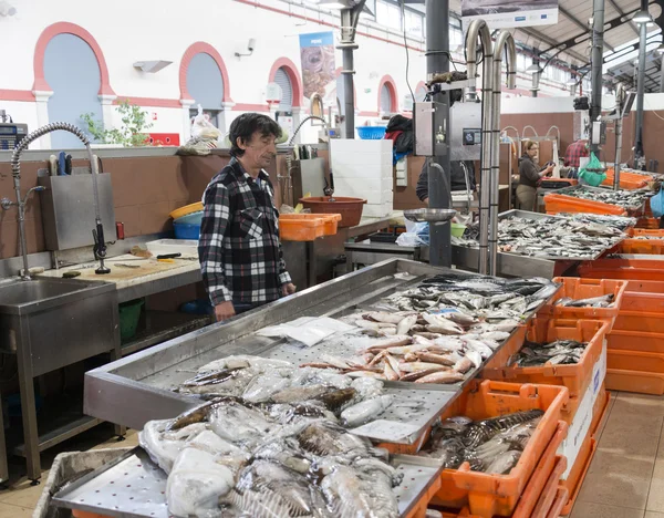 Womna limpieza y venta de pescado —  Fotos de Stock