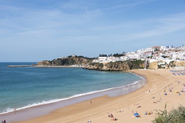 Görünüm kalabalık Falesia Beach Albufeira