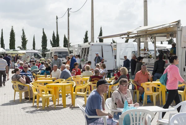 Persone sedute su terrazze in loule portugal — Foto Stock