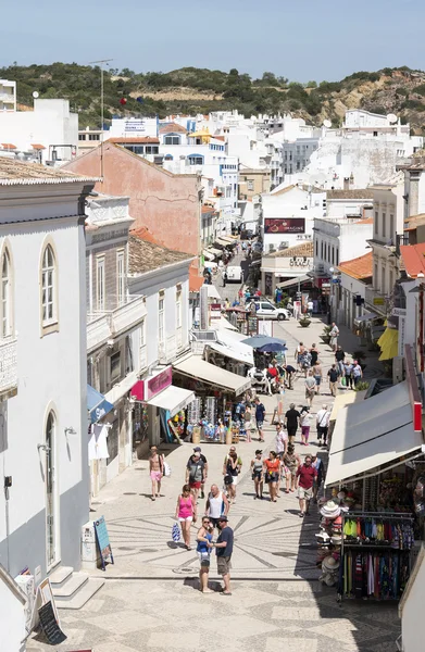 Människor som handlar i den huvudsakliga gatan albufeira — Stockfoto