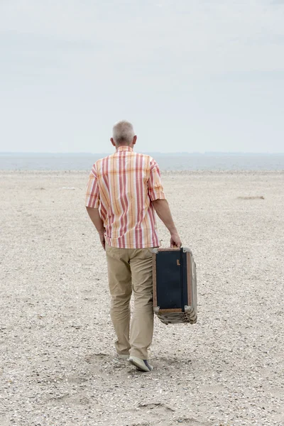 Mann mit altem Koffer — Stockfoto