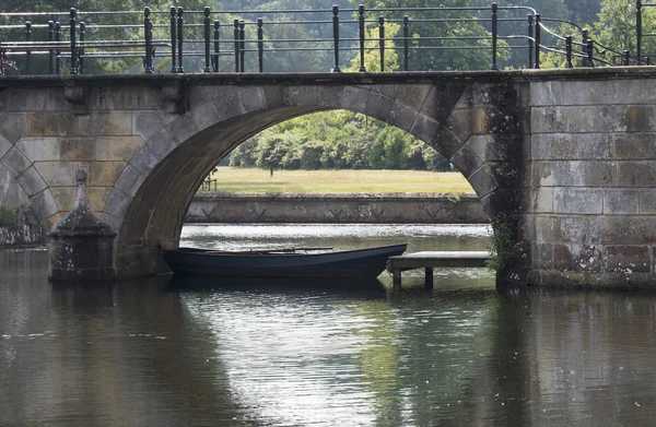 Vieux pont en pierre avec bateau — Photo