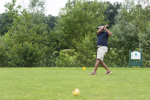 Muž hrát golf na golftrack — Stock fotografie