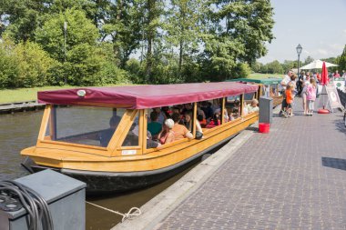turistler Giethoorn içinde gemide