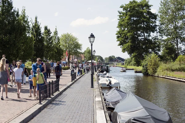 Touristes sur le bateau à Giethoorn — Photo