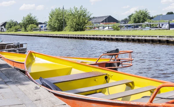 川で黄色の電気ボート — ストック写真