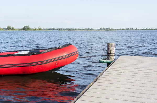 Bateau rouge gonflable — Photo