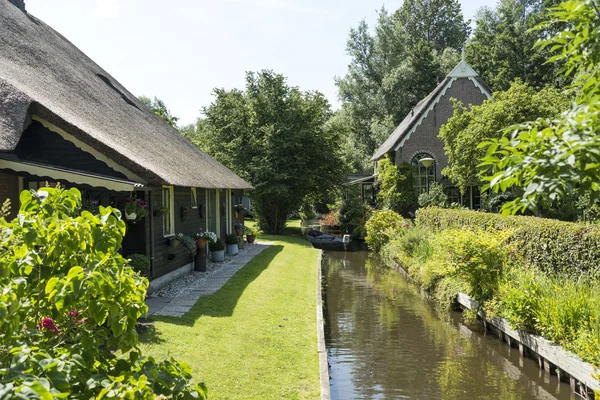 Canal and houses in Giethoorn — Stock Photo, Image