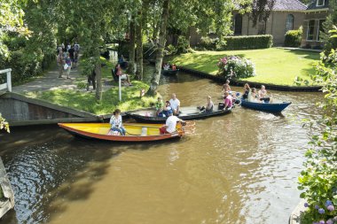 turistler Giethoorn içinde gemide
