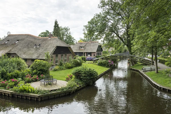 வடக்கின் நெதர்லாந்து வெனிஸ் Giethoorn என்று அழைக்கப்படுகிறது — ஸ்டாக் புகைப்படம்