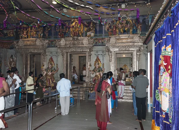 People pray in hindu temple — Stock Photo, Image