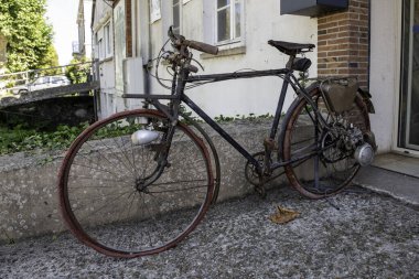 Arka dingilinde motor olan çok eski bir bisiklet ve Sully sur Loire 'da Fransa' da patlak lastikler.