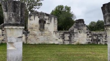 Fransa 'daki Saint Vauclair Manastırı' nın harabelerinin insansız hava aracı videosu.