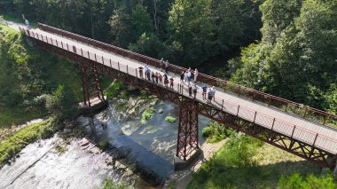 Braedstrup, Danimarka, 07-Eylül-2024: Unutulmuş Köprü Doğu Jutland 'daki Braedstrup yakınlarındaki Gudena Nehri üzerindeki büyüleyici bir tarihi mücevher. Köprü aslında Horsens ve Bryrup arasındaki demiryolu hattının bir parçasıydı..