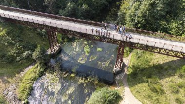 Braedstrup, Danimarka, 07-Eylül-2024: Unutulmuş Köprü Doğu Jutland 'daki Braedstrup yakınlarındaki Gudena Nehri üzerindeki büyüleyici bir tarihi mücevher. Köprü aslında Horsens ve Bryrup arasındaki demiryolu hattının bir parçasıydı..