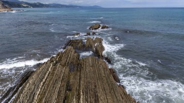 Itzurun sahilinin ya da İspanya 'daki Zumaia plajının insansız hava aracı fotoğrafı.