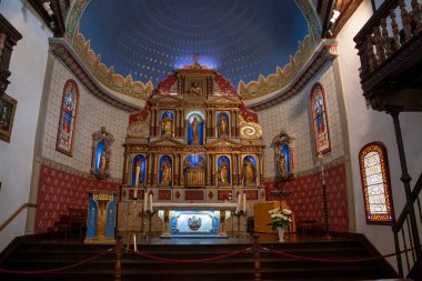 Saint-Jean-de-Luz, Fransa 'daki Aziz John Baptist Kilisesi. Asılı gemiyle, tipik ahşap galerilerle ve altın sunaklarla dolu.