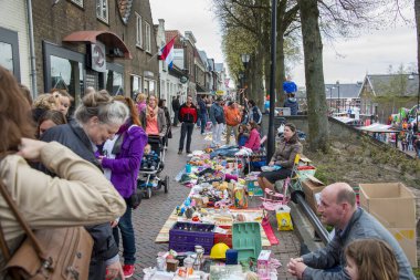 Middelharnis, Hollanda, 30 Nisan 2013 Hollanda Krallar Günü. Geleneksel ikinci el ürünlerin çocuklar tarafından sokaklarda satılması..