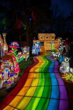 Beekse bergen, Hollanda, - 31-Jan-2026: her türlü renk ve noach kavisi ile aydınlatılmış süs eşyalarıyla yürüme rotası