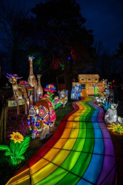 Beekse bergen, Hollanda, - 31-Jan-2026: her türlü renk ve noach kavisi ile aydınlatılmış süs eşyalarıyla yürüme rotası