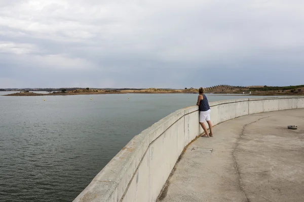 Kadın Barragem ne Alqueva — Stok fotoğraf