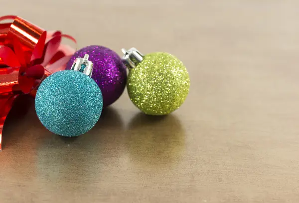블루, 핑크와 녹색 크리스마스 공 — 스톡 사진