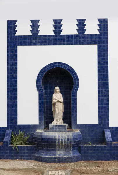 Синий белый религиозный памятник — стоковое фото