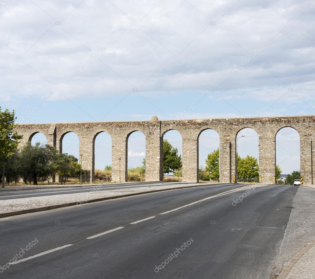 Oud Roman aquaduct in Evora.