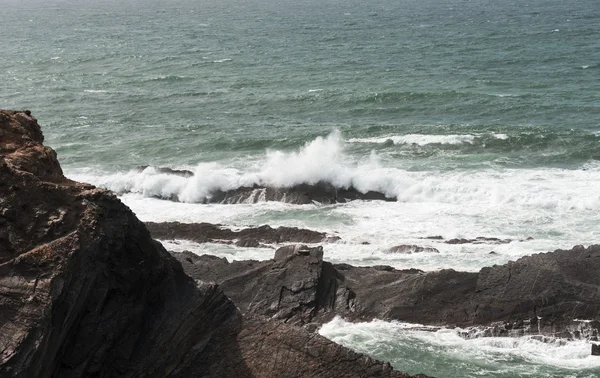 Брызги воды на скалах — стоковое фото
