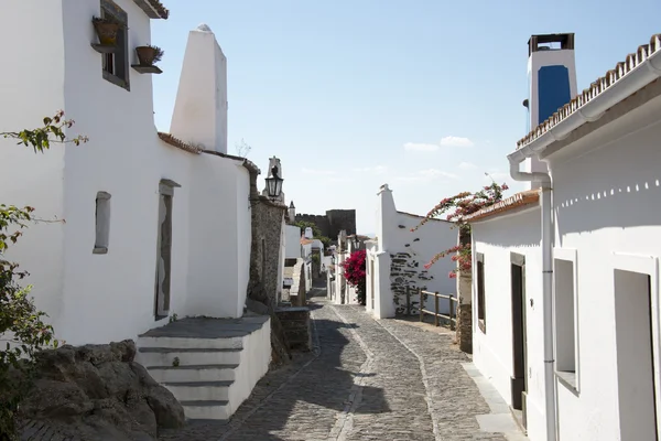 Rua com casas brancas monsaraz — Fotografia de Stock