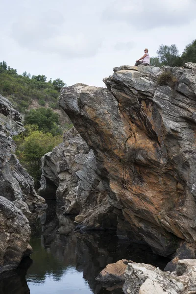 Woman on the rocks — Stock Photo, Image