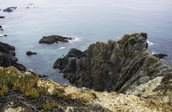 Océan bleu sauvage à la côte protugal — Photo