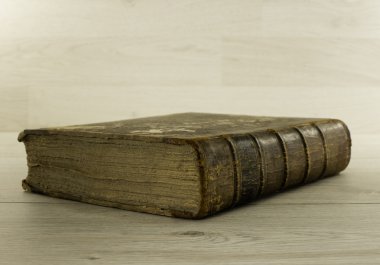 Ahşap zemin üzerine eski bir kitap