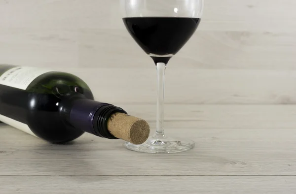 Flaska rött vin och glas — Stockfoto