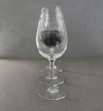 üç ayaklı büyük kadehler