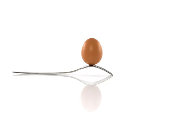 Одно яйцо и одна вилка — стоковое фото