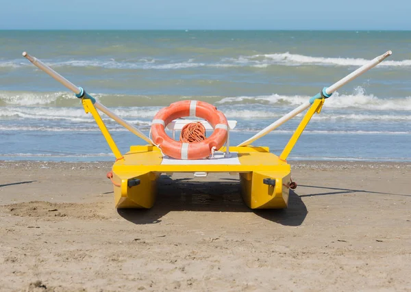 Een Reddingsboot Het Strand Aan Rand Van Het Water Rimini — Stockfoto