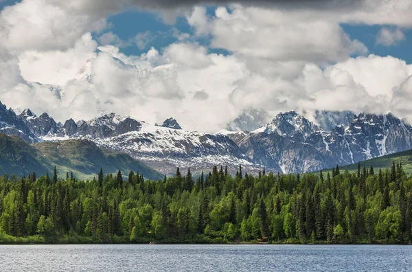 Mckinley Peaking Clouds Snowy Rocky Foothills Alaska Range Byers Lake — Fotografie, imagine de stoc