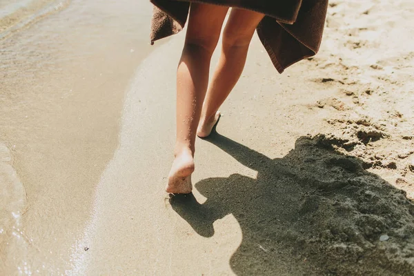Ein Mädchen Das Barfuß Sand Entlang Der Wasserkante Geht Peachland — Stockfoto
