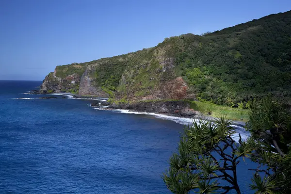 ハワイ マウイ カウポに沿った海岸線の崖の景色 — ストック写真