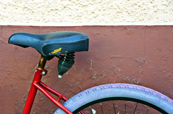 Louisiana New Orleans Worn Bicycle Parked Textured Wall — Stock Photo, Image