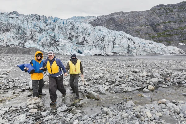 Can Yeleği Giyen Buzulun Önünden Geçen Chugach Dağları Ndan Geçen — Stok fotoğraf